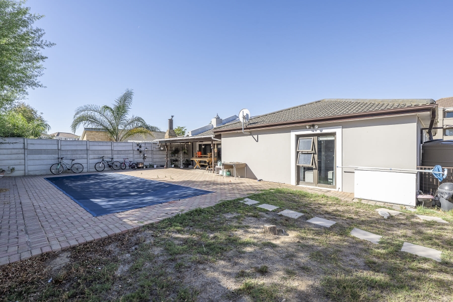 3 Bedroom Property for Sale in Uitzicht Western Cape